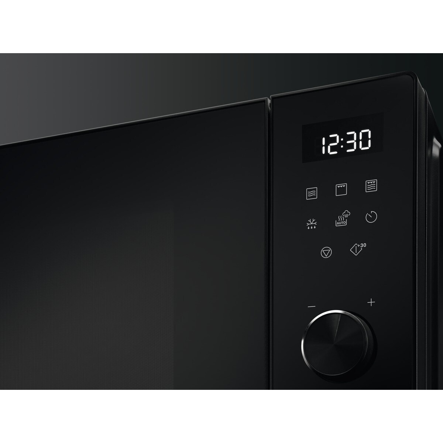 Forno a microonde nero con display digitale e pannello di controllo.