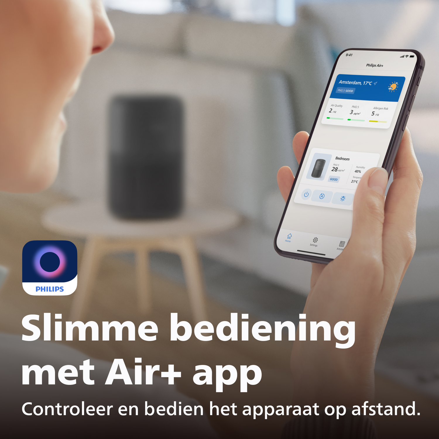 Een persoon houdt een smartphone vast met de Philips Air+ app en luchtkwaliteitsgegevens.