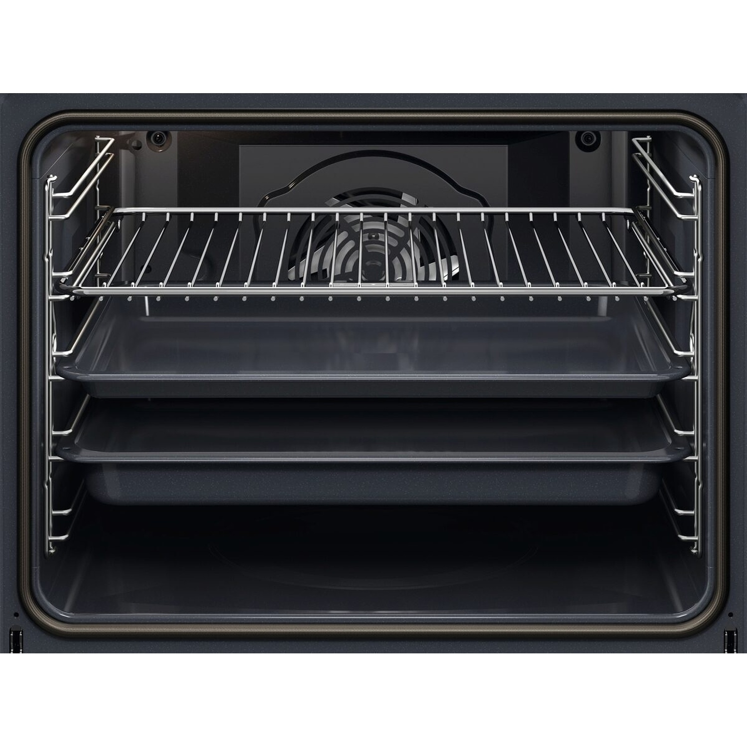 Interno di un forno elettrico moderno con tre griglie e ventola.