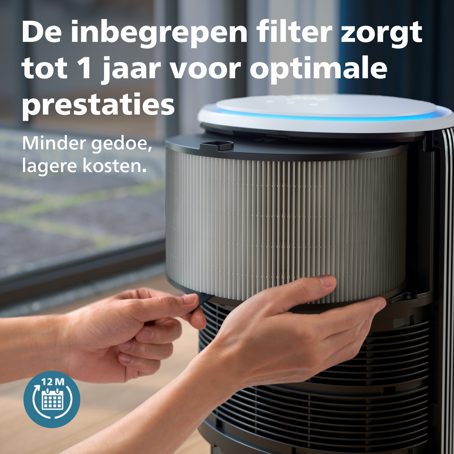 Handen vervangen een luchtfilter. Een icoon van 12 maanden is zichtbaar.