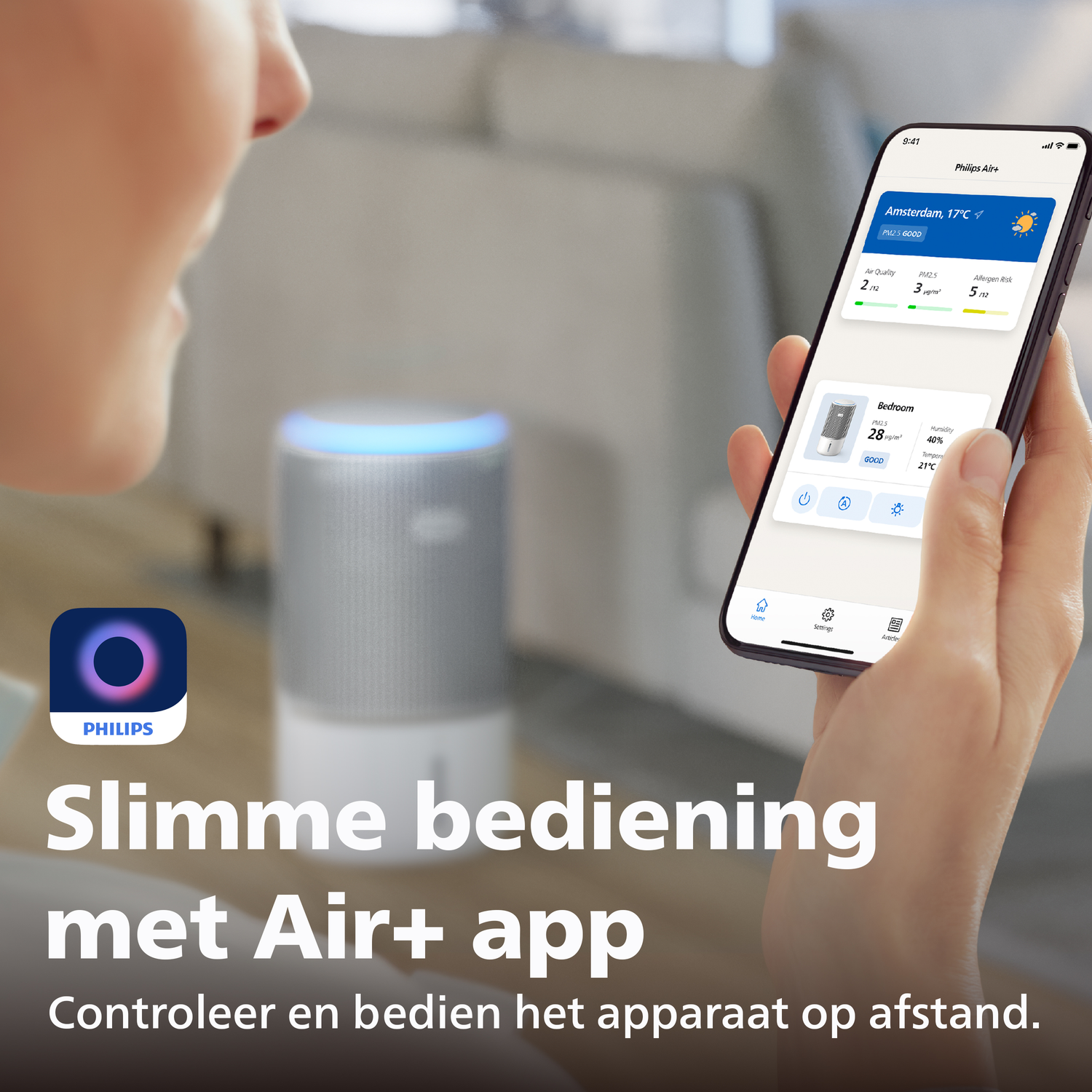 Een persoon gebruikt een Philips Air+ app op smartphone met luchtkwaliteitsgegevens.