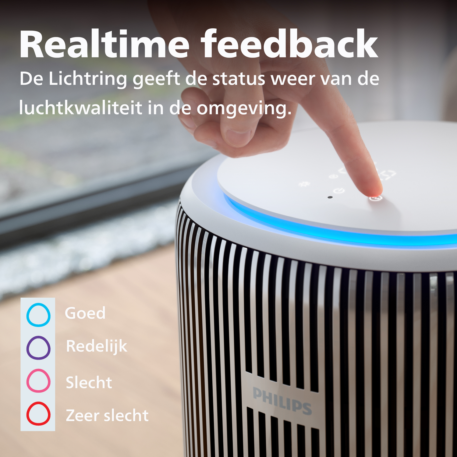 Een Philips luchtreiniger met blauwe verlichting, een hand die hem bedient.