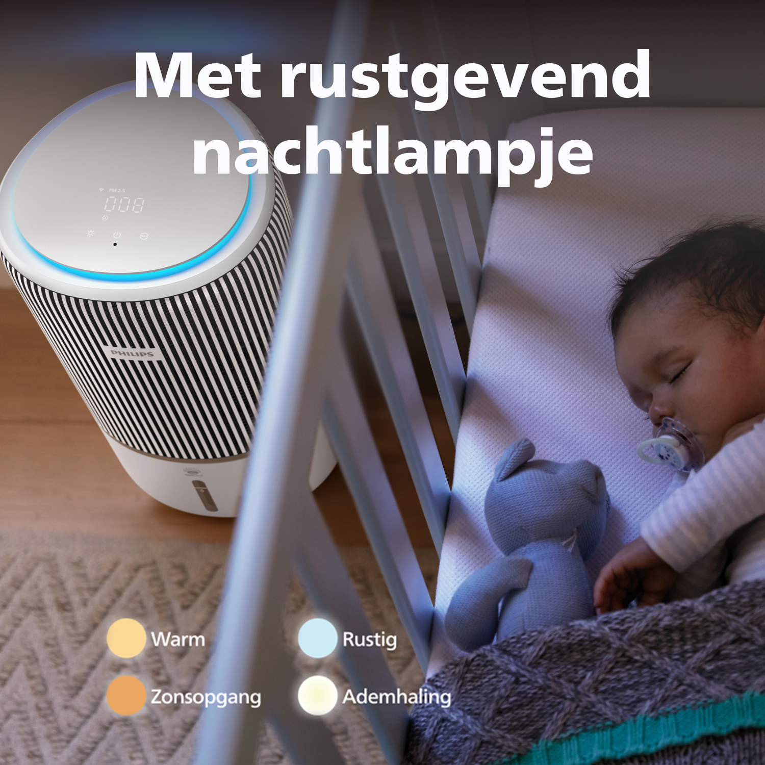 Een baby slaapt in een wieg naast een Philips luchtreiniger met nachtlampje.