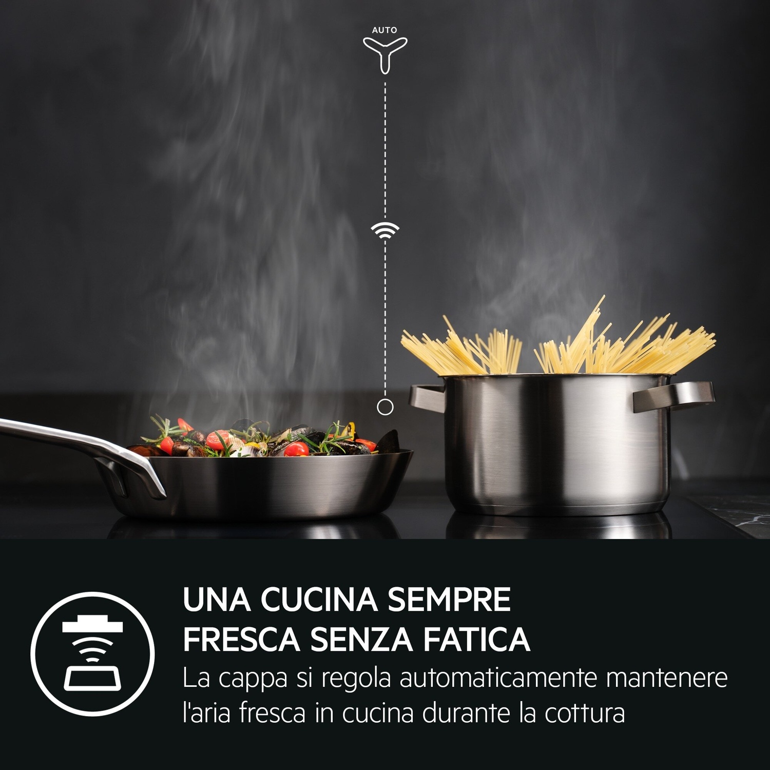 Spaghetti fumanti e saltato in padella in cucina con ventilazione automatica.