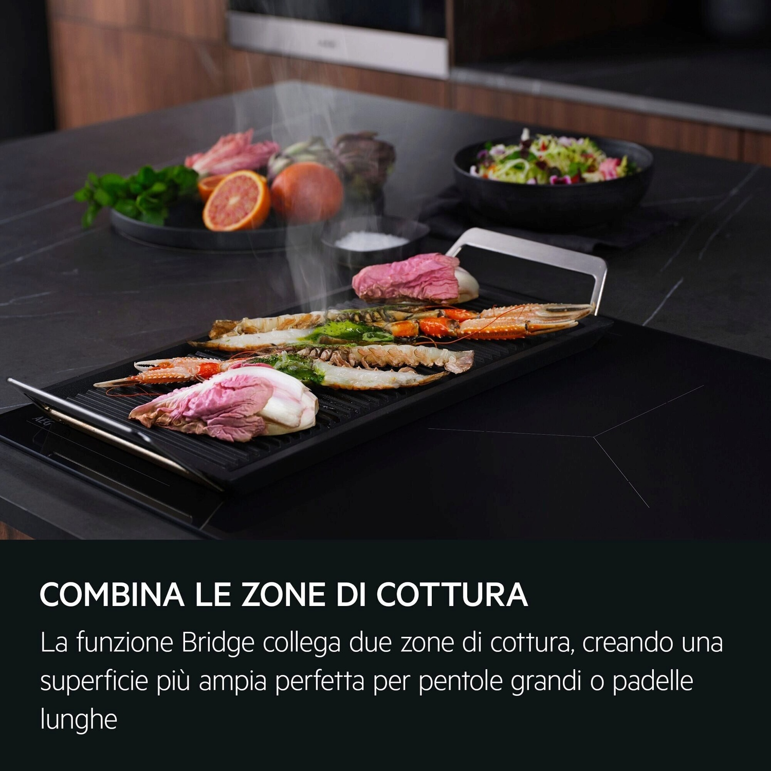 Carne e gamberi cotti su una griglia con verdure e frutta vicine.