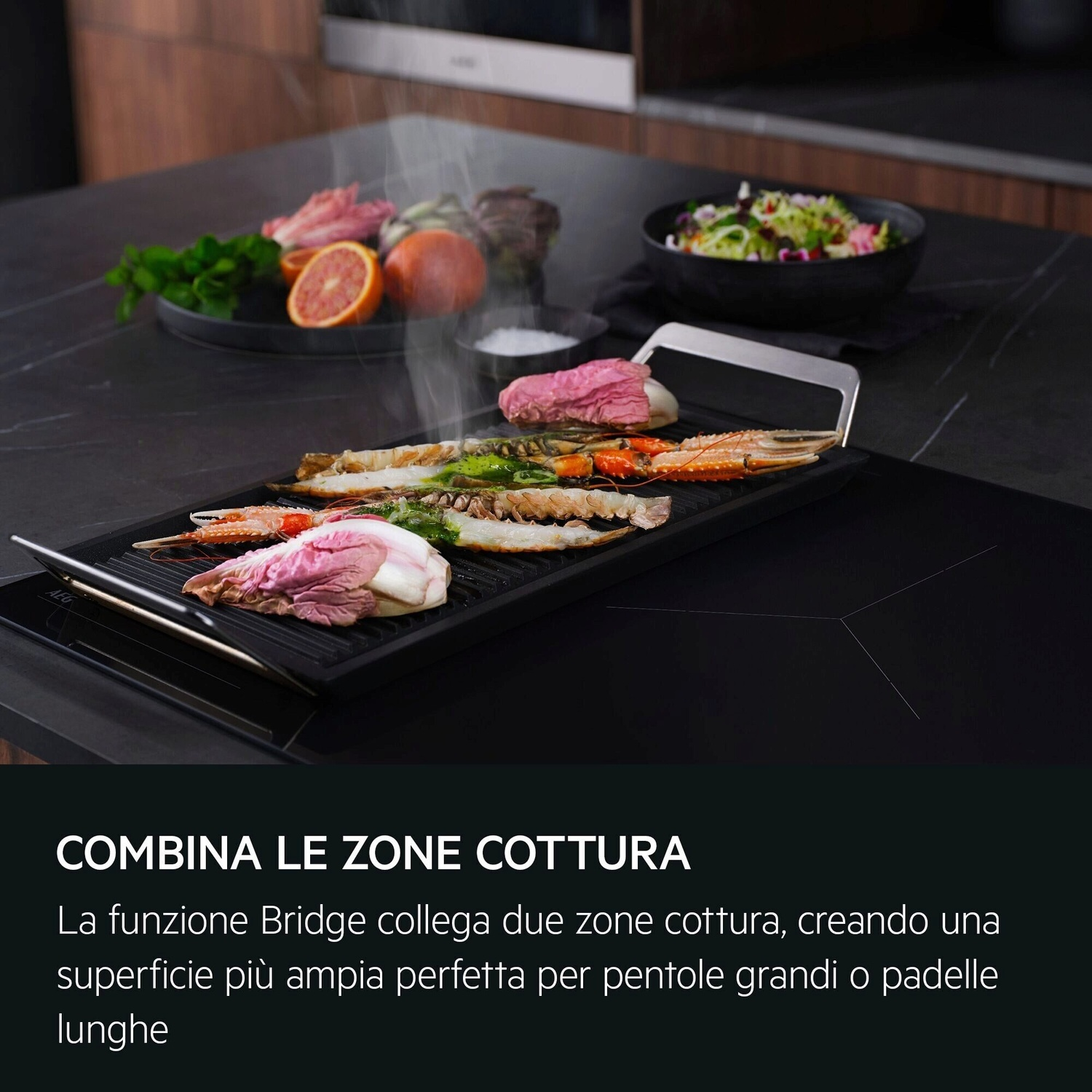 Carne e gamberi grigliati su una piastra in una cucina moderna, con insalata e frutta.