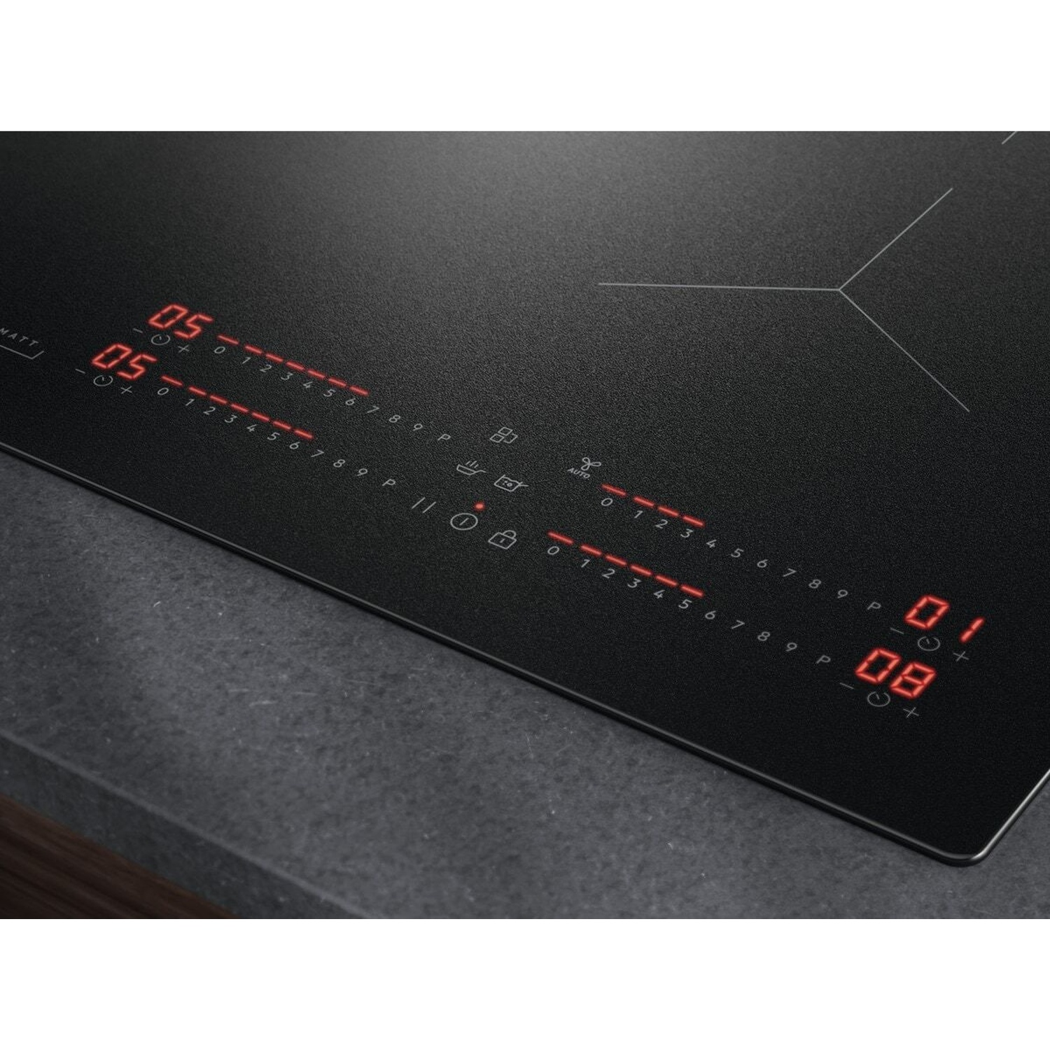 Piano cottura a induzione nero con display digitali rossi e controlli touch.
