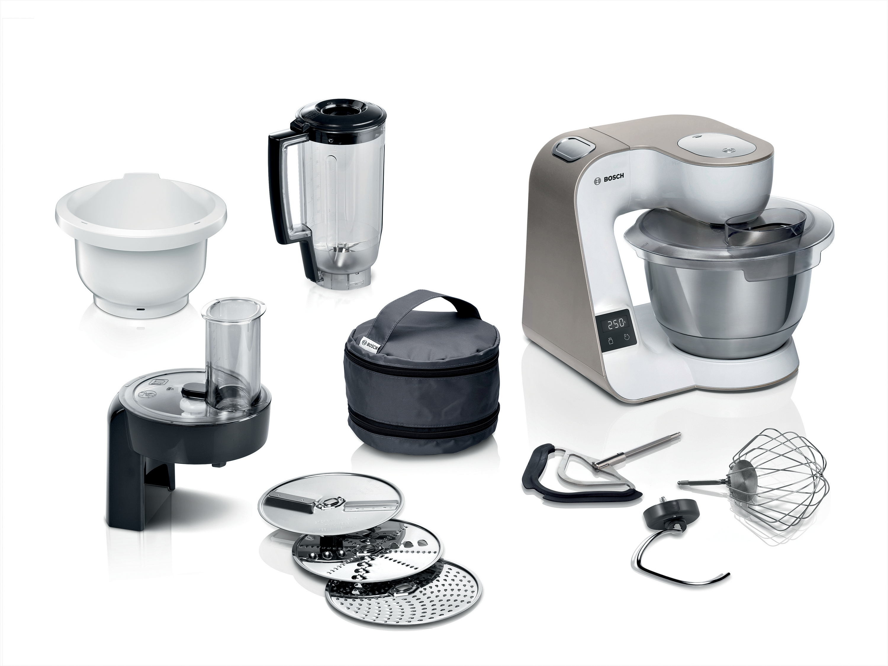 Eine Küchenmaschine mit Zubehör: Schüssel, Mixeraufsatz, Zerkleinerer, Tasche, Schneebesen, Knethaken.