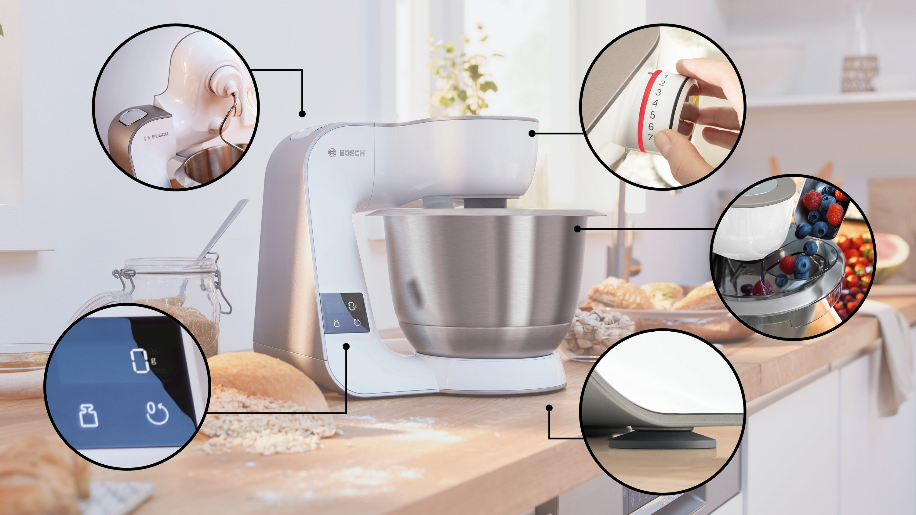 Ein weißer Bosch Küchenmixer mit Zubehör auf einer Arbeitsplatte.