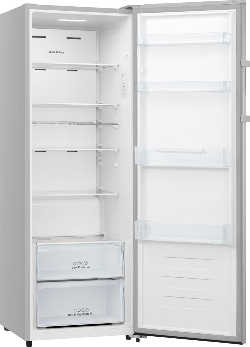 Ein leerer, silberner Kühlschrank mit offener Tür, Regalen und Schubladen.