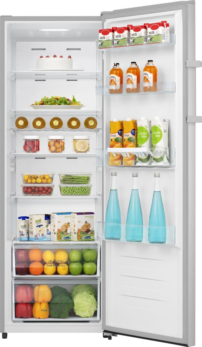 Offener Kühlschrank mit Lebensmitteln: Kuchen, Salat, Obst, Gemüse, Getränke.