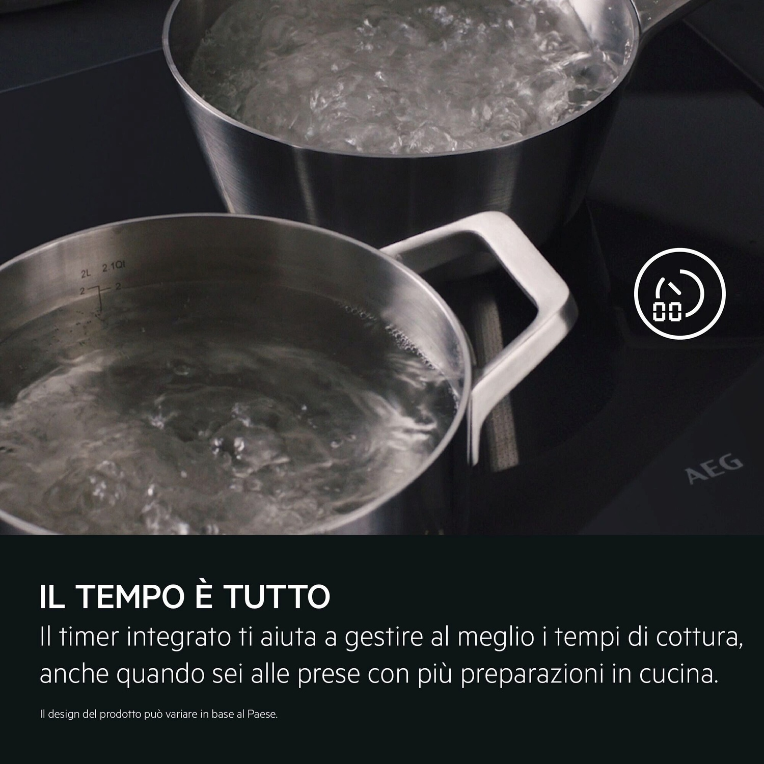 Due pentole con acqua bollente su un piano cottura a induzione con icona timer.