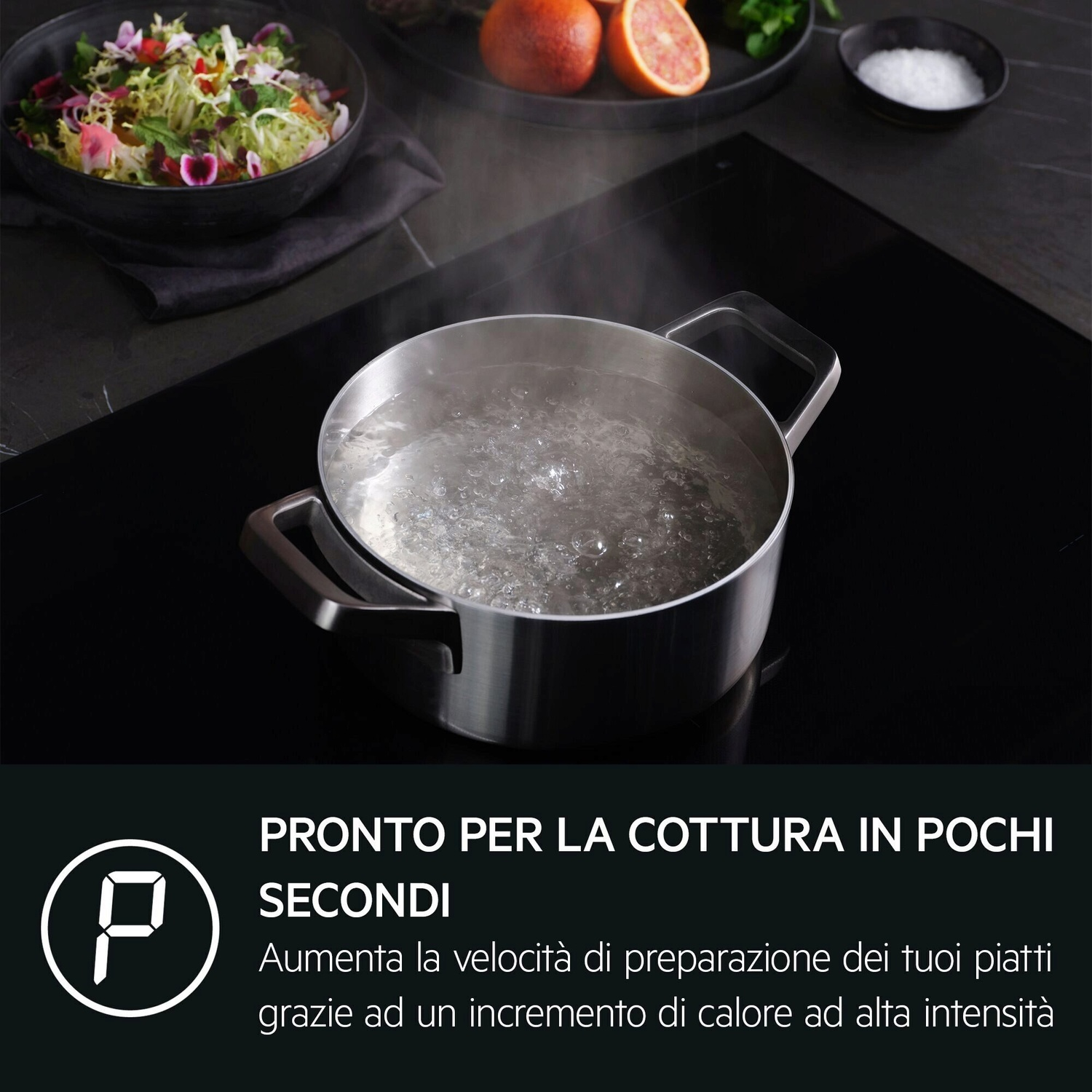 Una pentola con acqua bollente su un piano cottura a induzione.