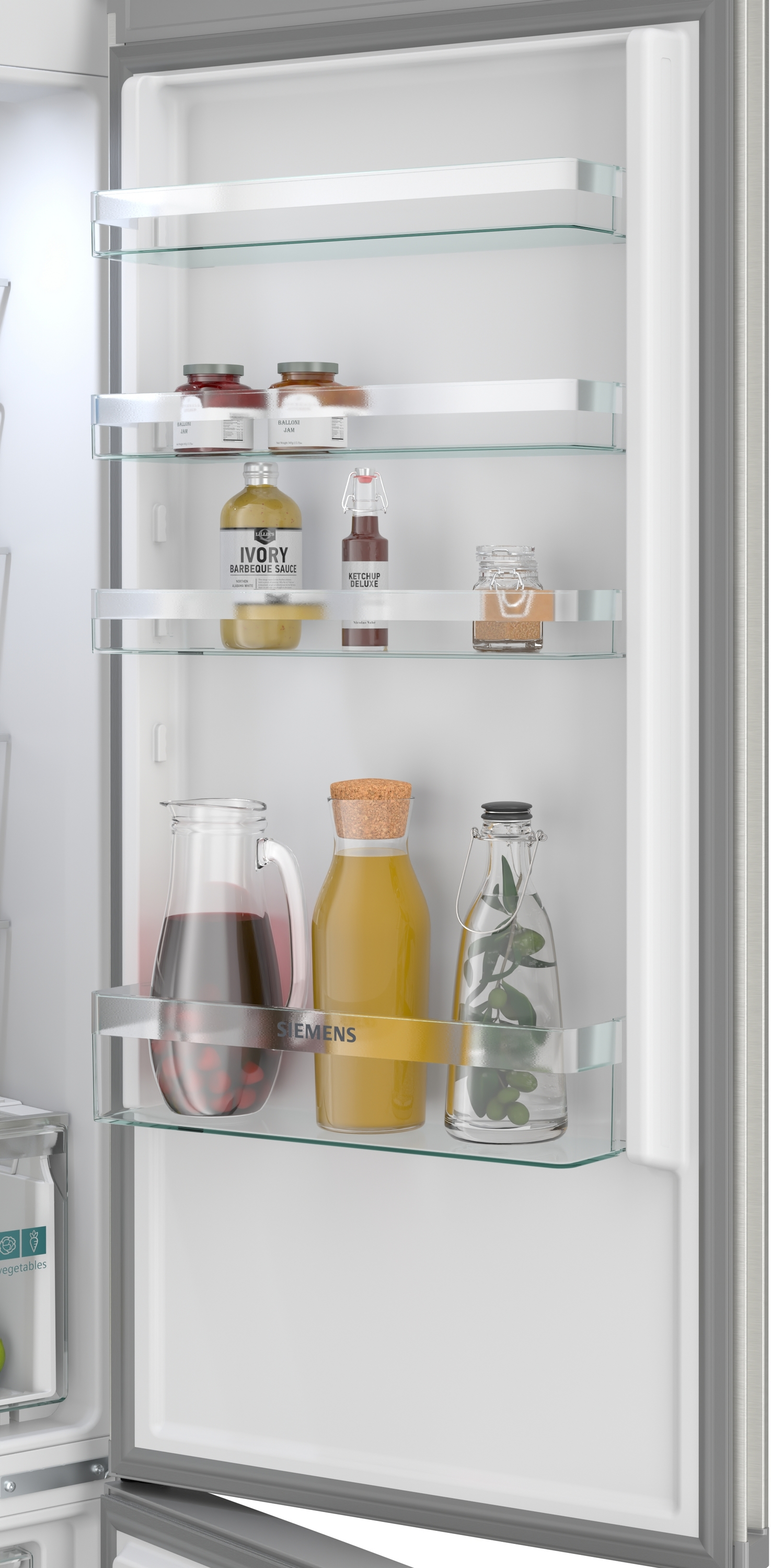 Offener Kühlschrank mit Glasböden, auf denen Marmeladengläser, BBQ-Sauce und Getränke stehen.