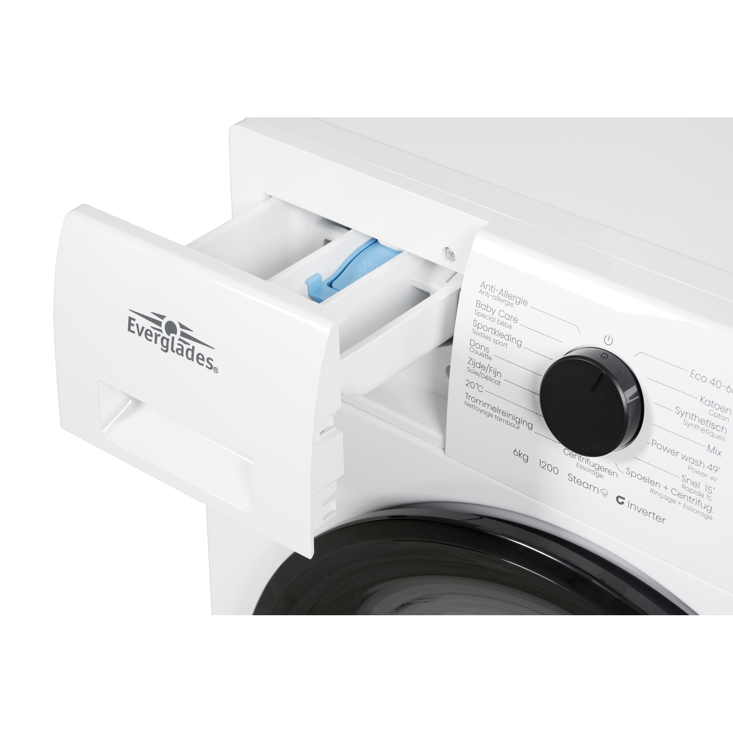 Witte wasmachine met uitgetrokken wasmiddellade en bedieningspaneel.