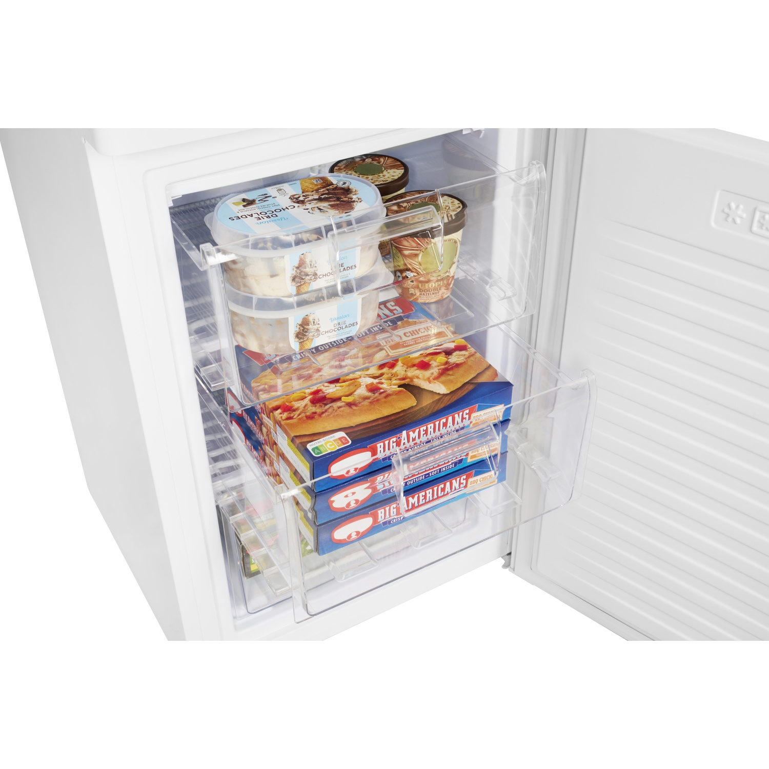 Intérieur de congélateur avec pots de glace et pizzas surgelées dans des tiroirs transparents.