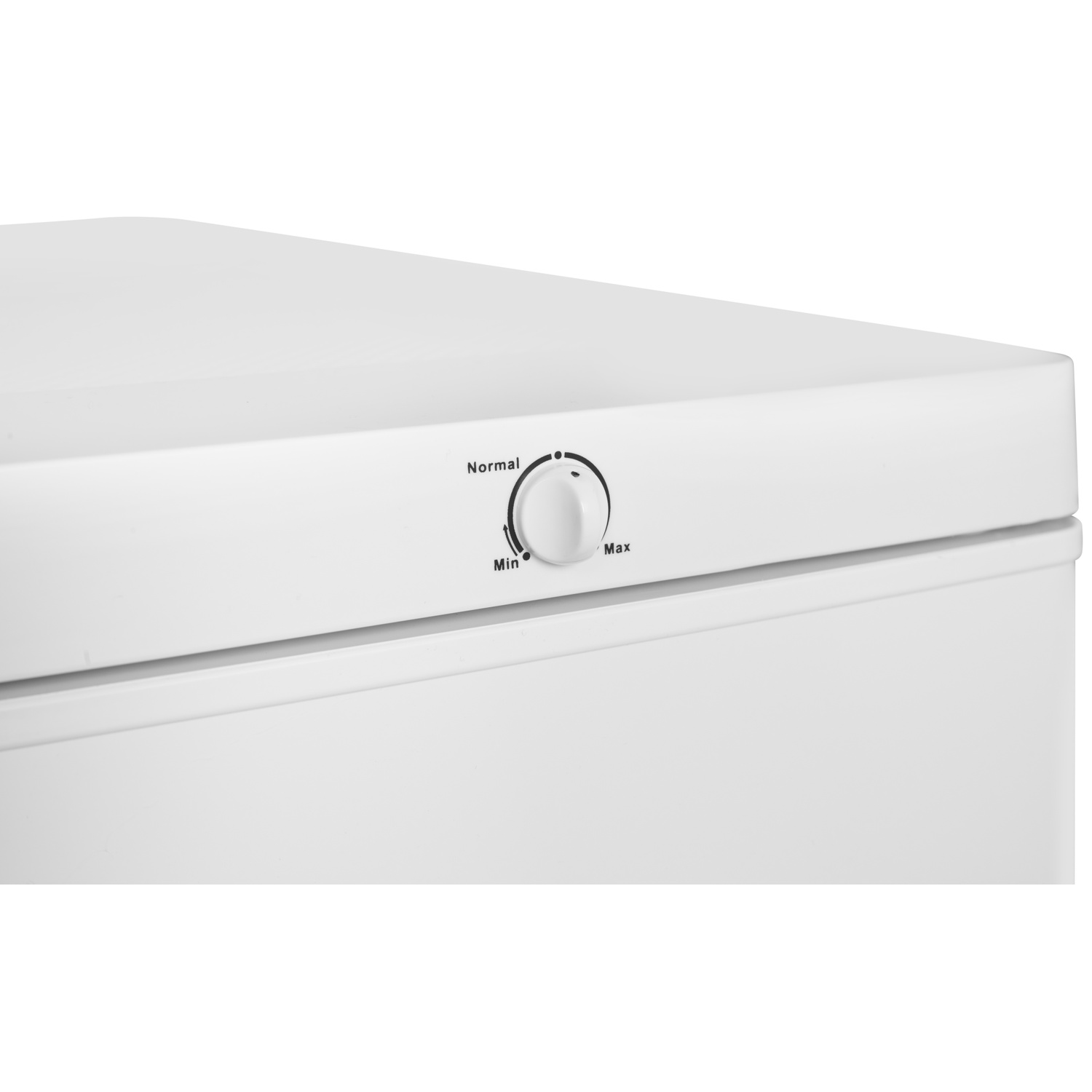 Un congélateur blanc avec un cadran de réglage de température étiqueté Min, Normal et Max.