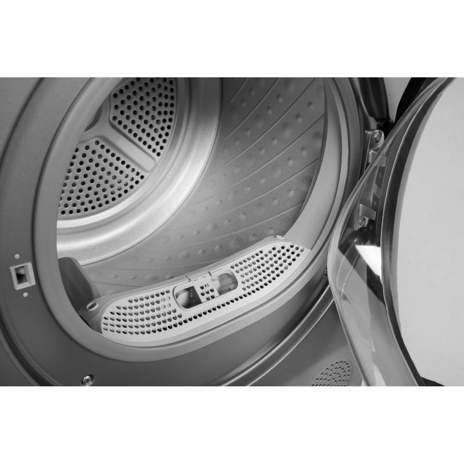 Vue intérieure d'un sèche-linge, porte ouverte, montrant le filtre à peluches et le tambour.