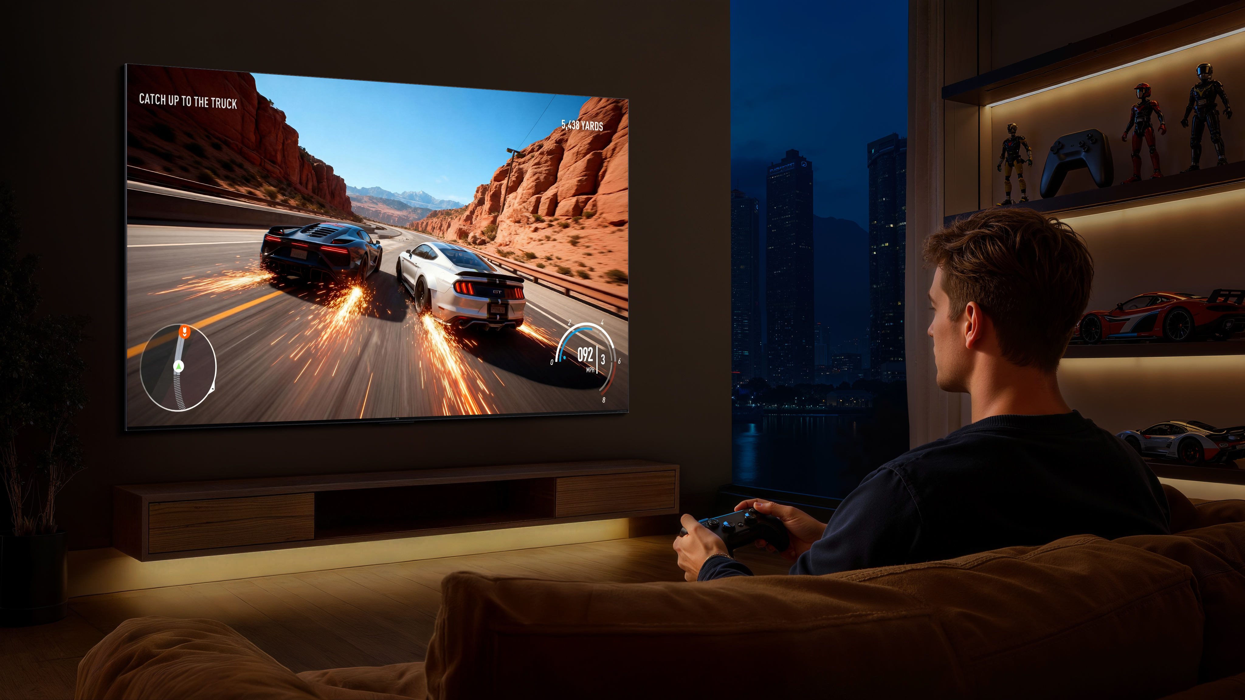 Mann spielt ein Autorennen-Videospiel auf einem großen Fernseher, Nachtszene.