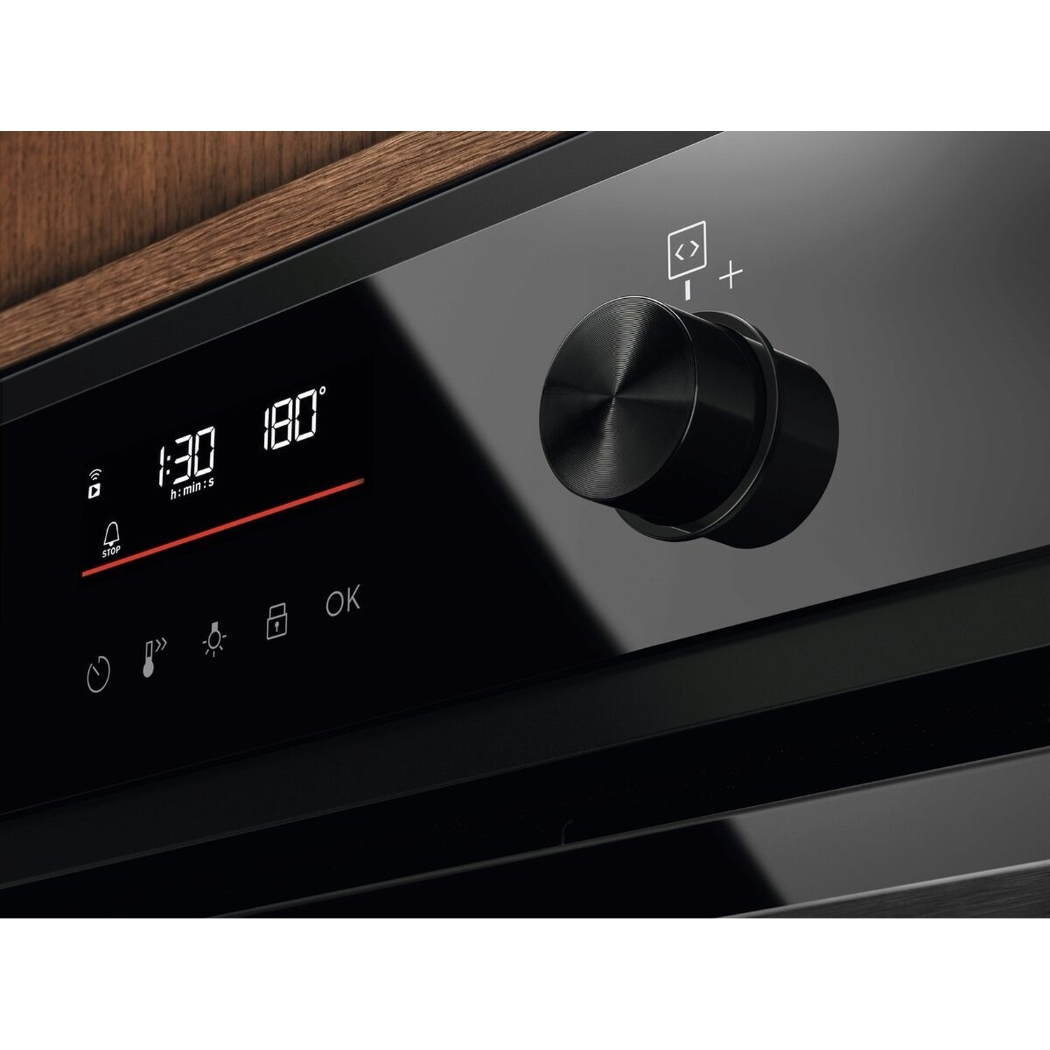 Controllo forno moderno con display digitale, tempo e temperatura.