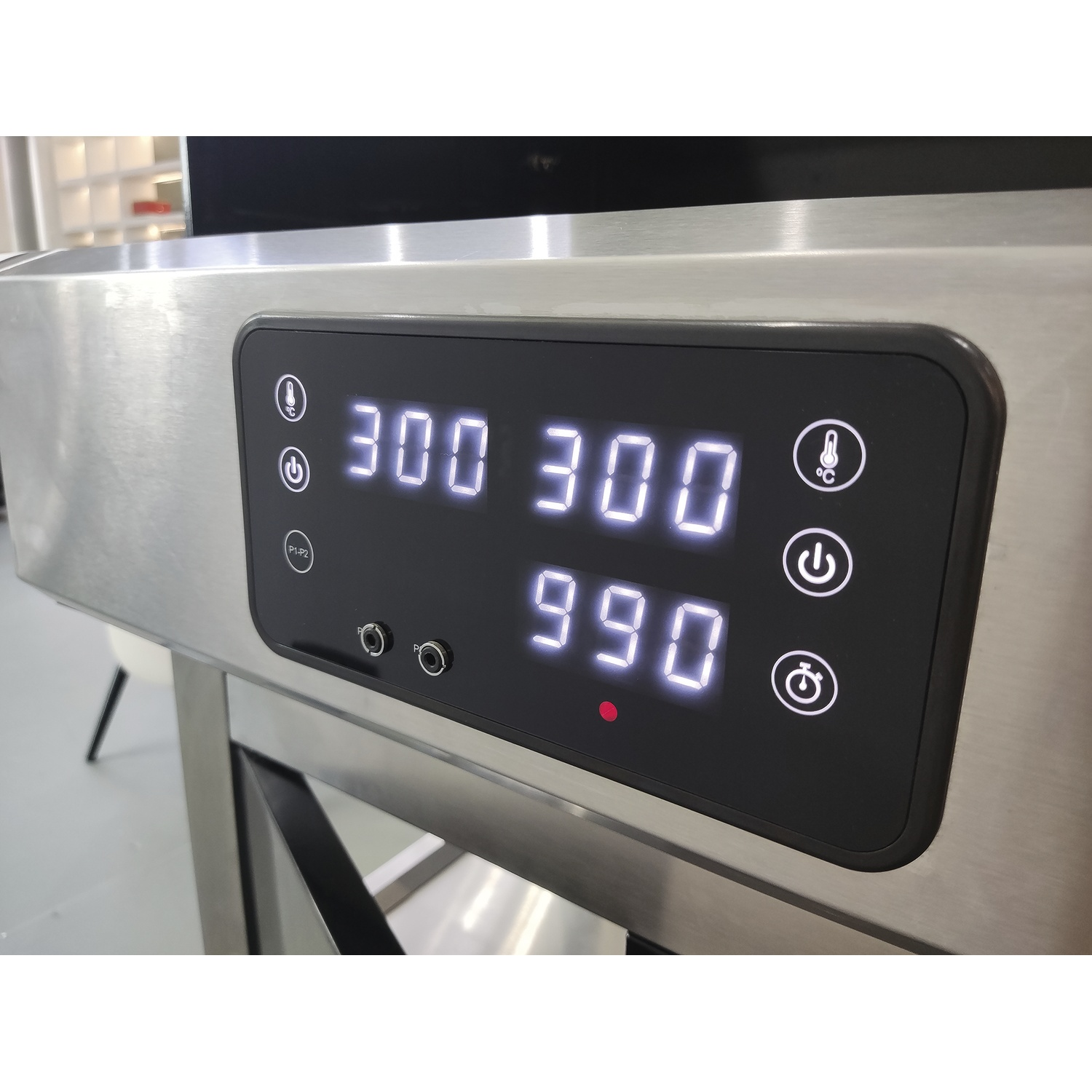 Façade en acier inoxydable avec écran numérique. Affiche 300 300 et 990.