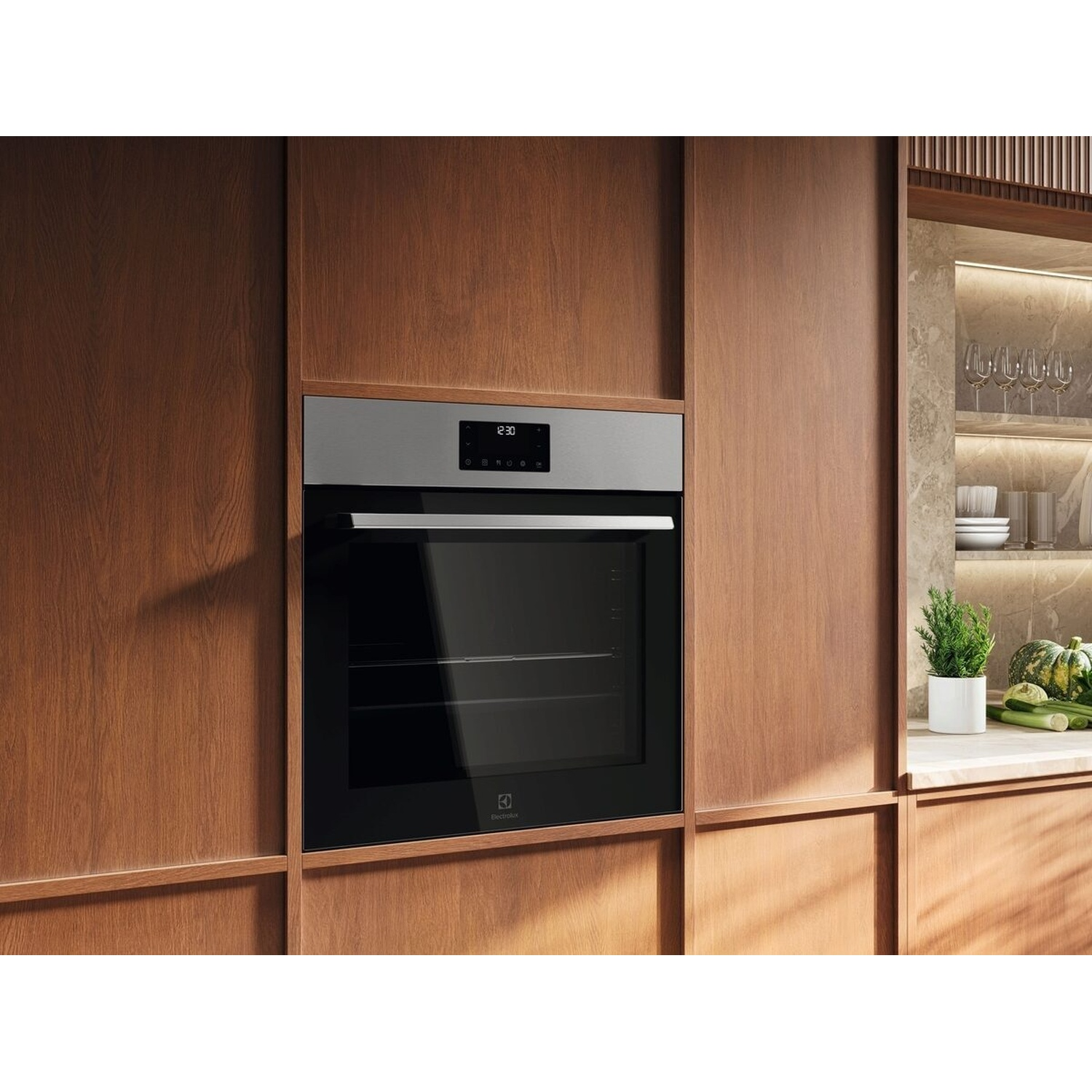 Forno da incasso moderno con dettagli in acciaio inox in una cucina in legno.