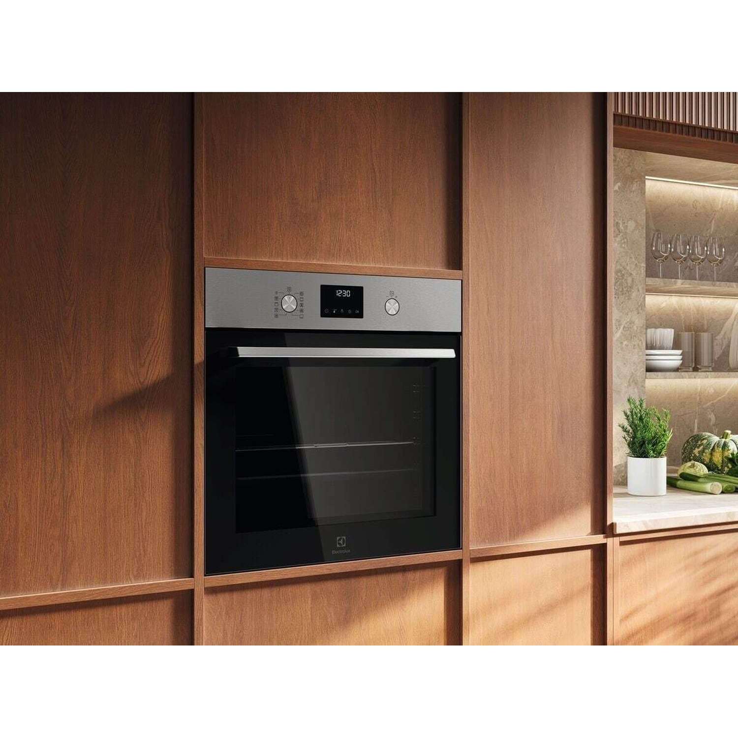 Un moderno forno da incasso in acciaio inox in una cucina in legno.