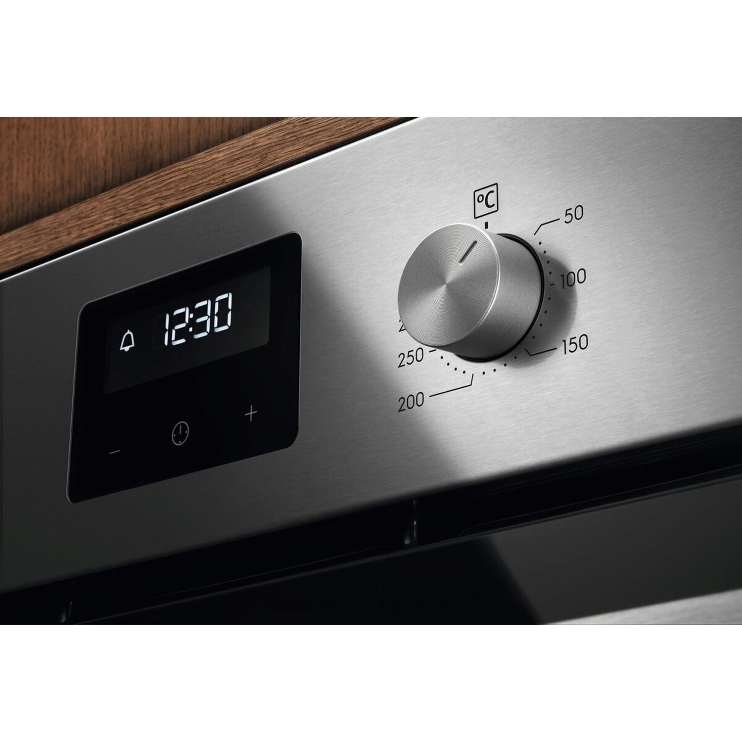 Forno in acciaio inox con orologio digitale e selettore temperatura.