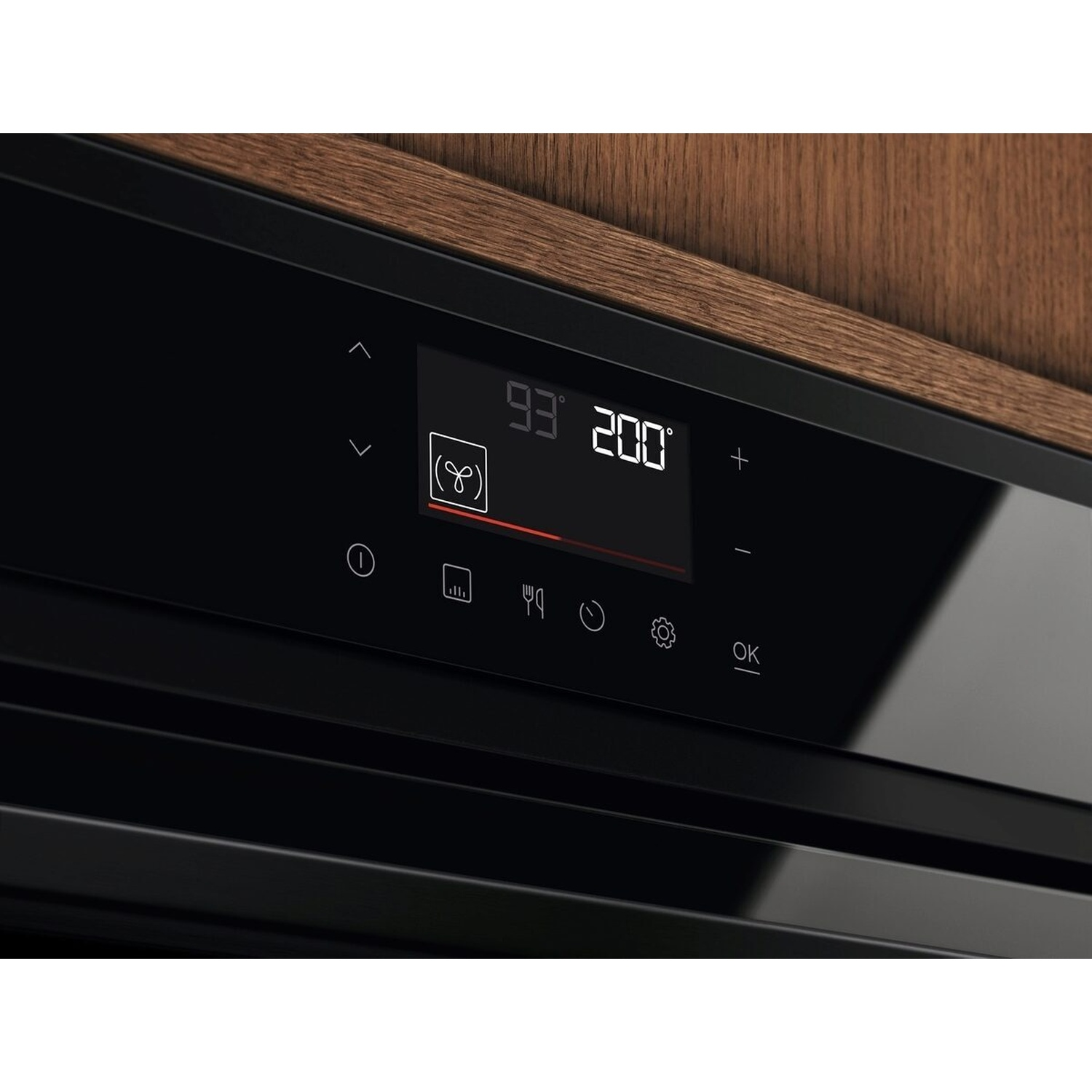 Forno moderno con display digitale che mostra 93 minuti e 200 gradi.