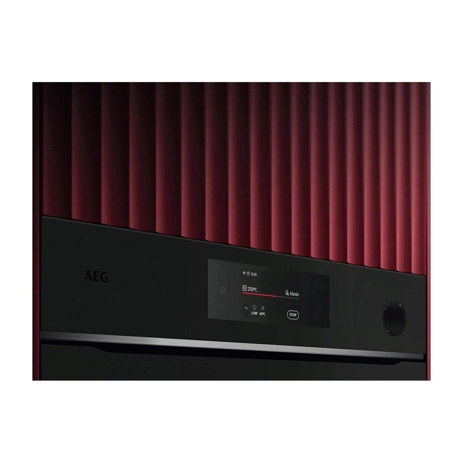 Forno AEG moderno con texture scanalata rossa e display digitale che mostra 230°C.