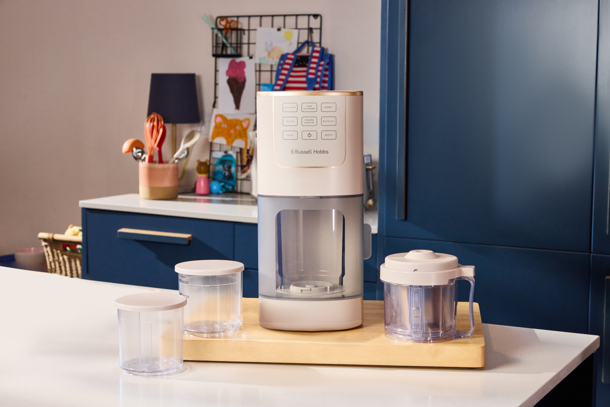 Egy Russell Hobbs fagylaltgép szett tárolókkal egy pulton.