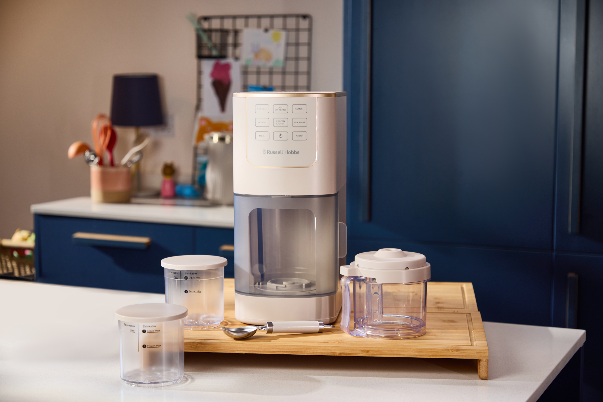 Russell Hobbs fagylaltgép tartozékokkal fa deszkán a konyhában.