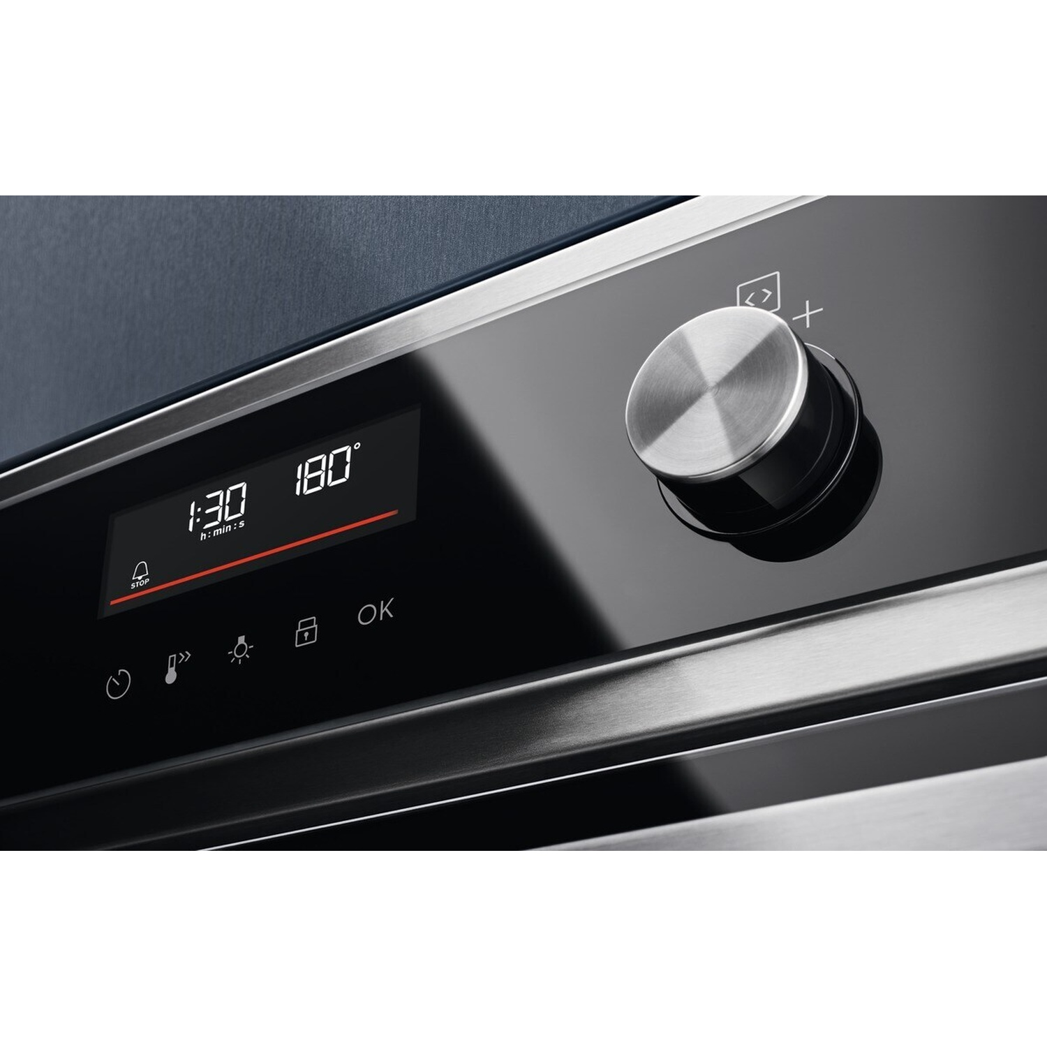Un forno moderno con display digitale e manopola.