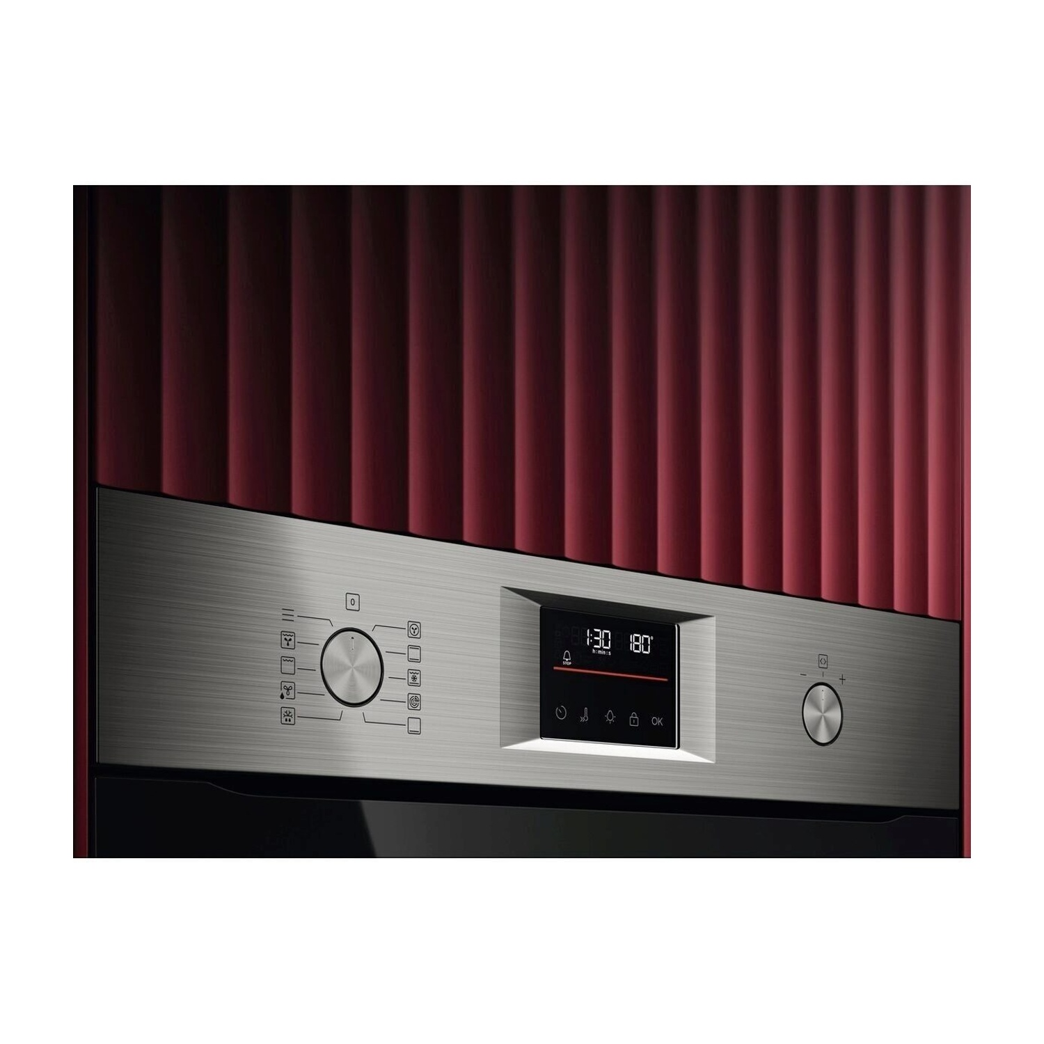 Un forno moderno con pannello di controllo argentato e design a coste rosse.