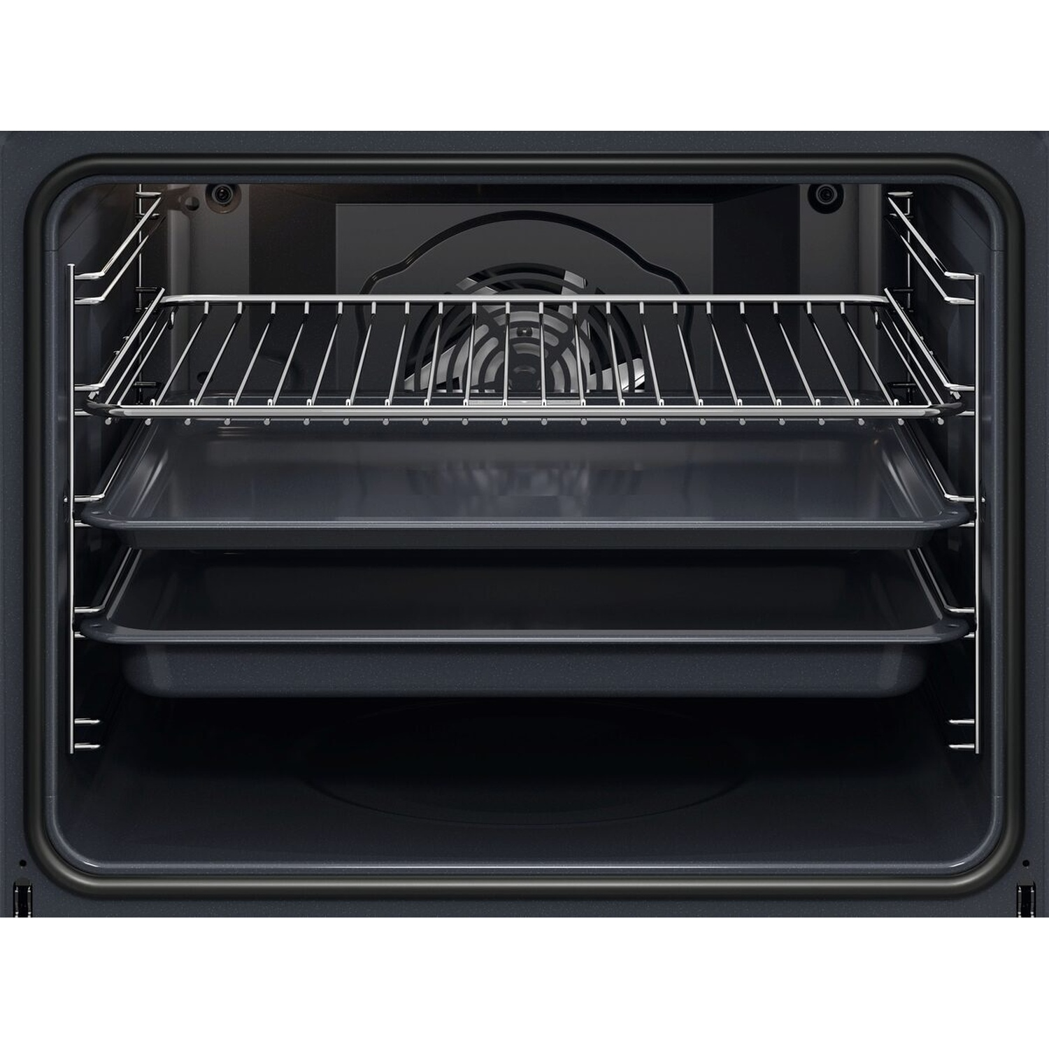 Vista interna di un forno pulito con due teglie e una griglia.
