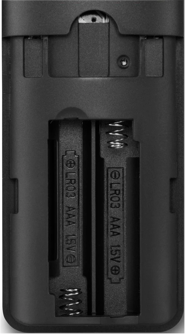 Nahaufnahme des offenen Batteriefachs eines schwarzen Geräts mit zwei AAA-Batterien.