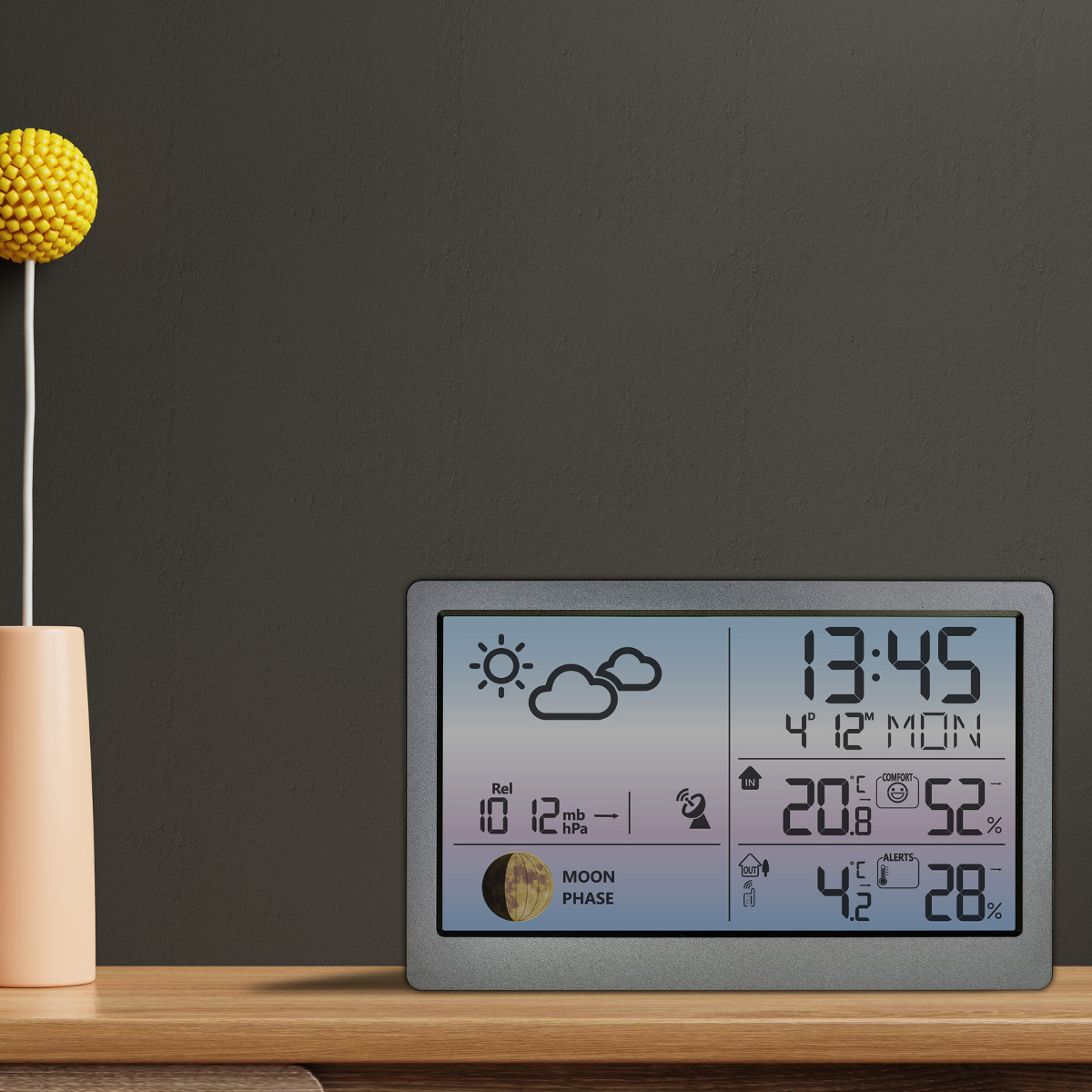 Digitale Wetterstation zeigt Uhrzeit, Datum, Innen-/Außentemperatur, Luftfeuchtigkeit und Mondphase.