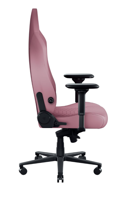 Różowe krzesło gamingowe z czarnymi podłokietnikami i kółkami, widziane z boku.