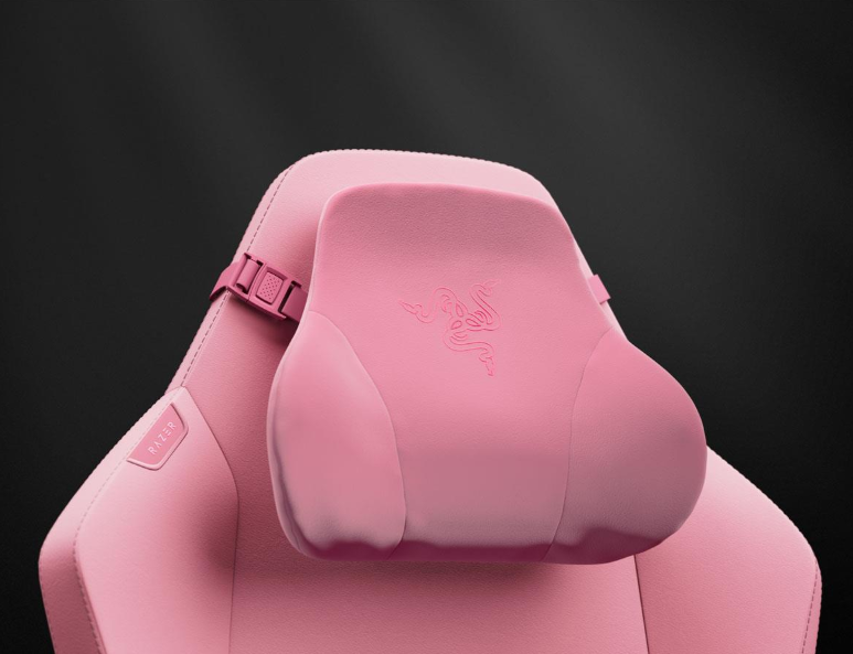 Różowe krzesło gamingowe Razer z poduszką na kark i logo.