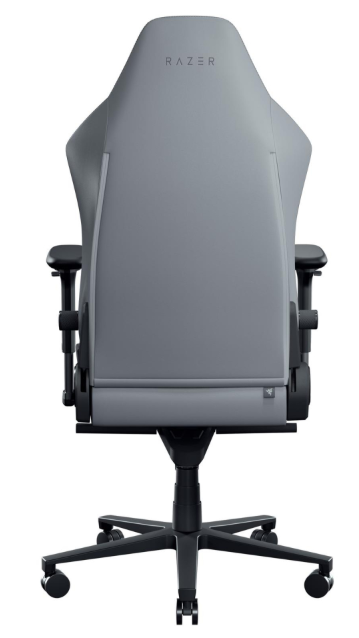 Widok z tyłu szarego fotela gamingowego Razer z czarną podstawą i kółkami.