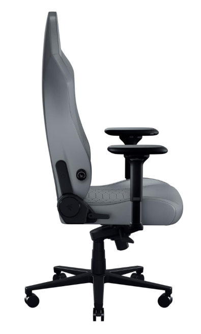 Szare krzesło gamingowe z czarnymi podłokietnikami i kołami, widok z boku.