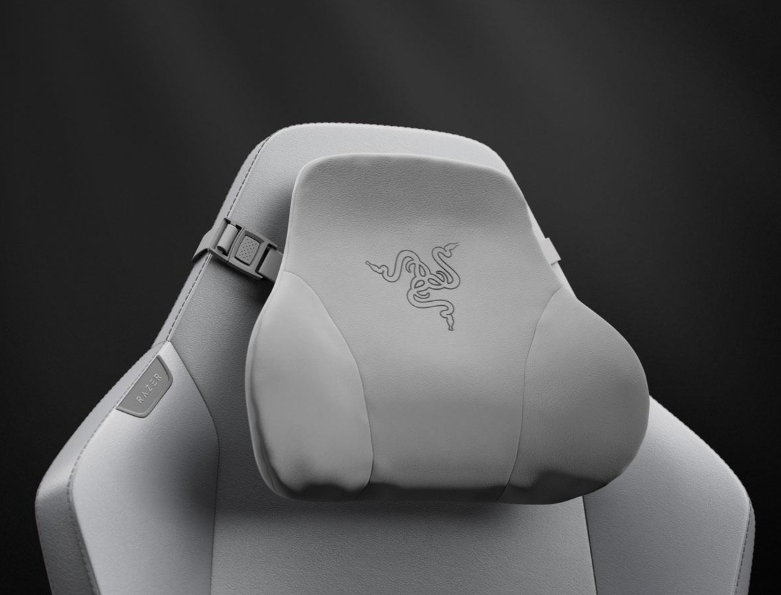 Szare krzesło gamingowe z logo Razer i poduszką lędźwiową.