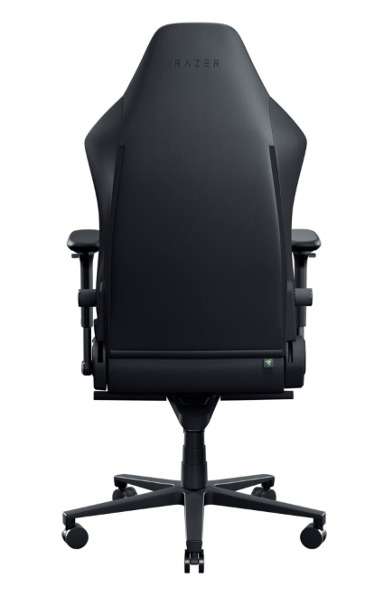 Czarny fotel gamingowy Razer z regulowanymi podłokietnikami i kółkami.
