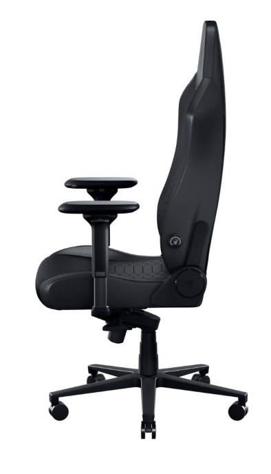 Czarny fotel gamingowy z profilu, z regulowanymi podłokietnikami i podstawą.
