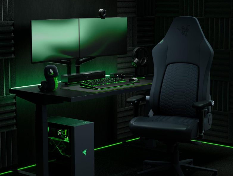 Czarny biurko gamingowe z dwoma monitorami, klawiaturą, myszą i obudową PC.