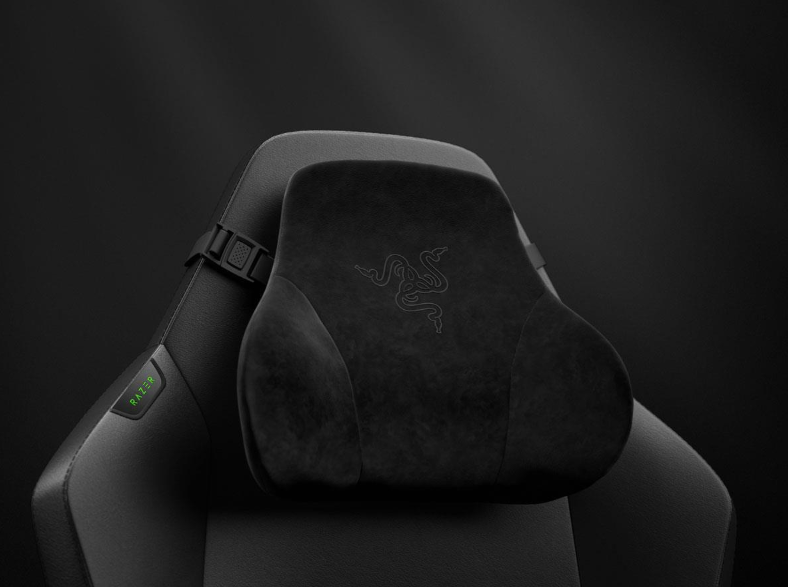 Czarna poduszka z logo Razer na czarnym krześle.