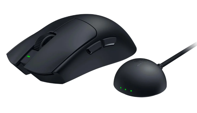 Czarna mysz gamingowa z dokiem ładującym i zielonymi wskaźnikami.
