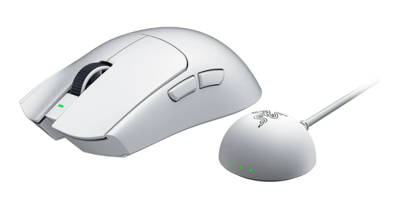 Biała mysz gamingowa z adapterem ładującym, oba z logo Razer.