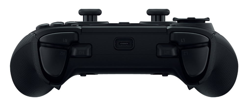 Czarny kontroler do gier z teksturowanymi uchwytami, dwoma joystickami i portem USB-C.