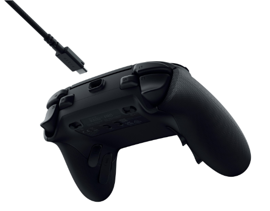 Czarny kontroler do gier z podłączonym kablem USB-C.